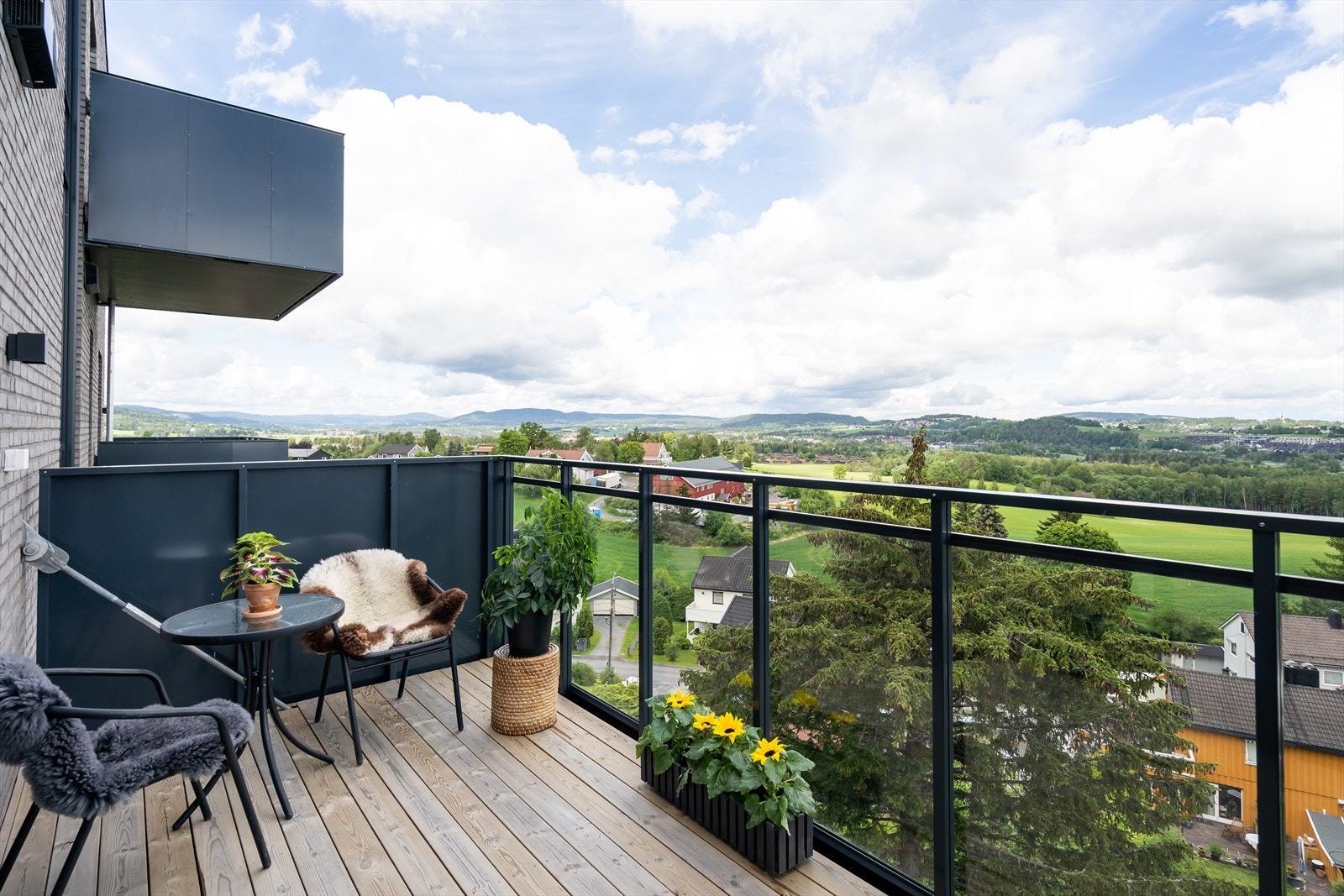 Her kan du nyte morgensolen med en kaffekopp. Galleribilde