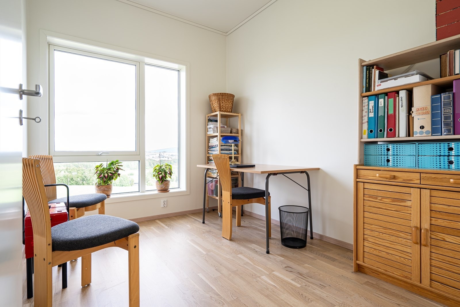 Soverom 2 har god plass til dobbeltseng og garderobeskap. Galleribilde