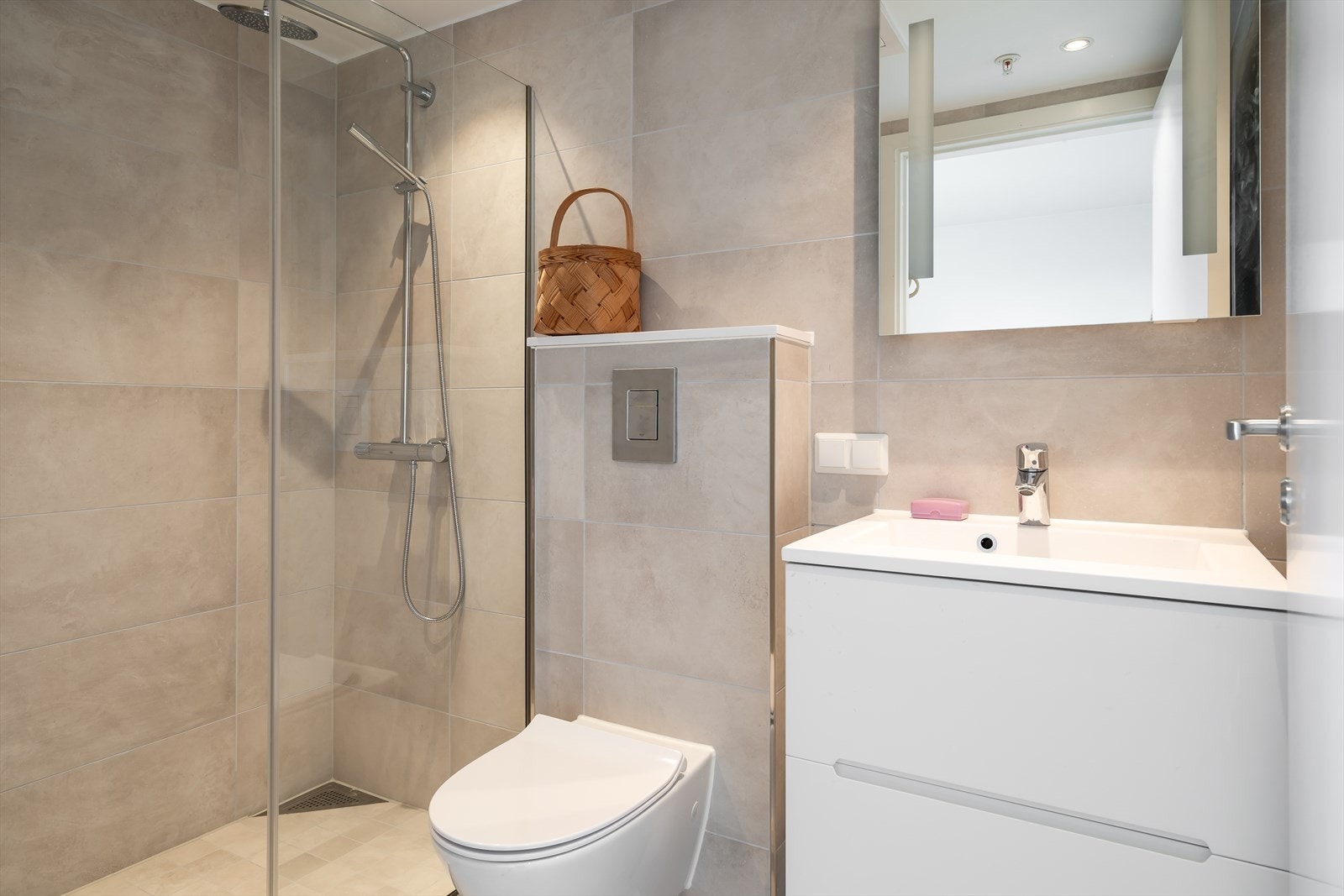 Leiligheten har to fullverdige bad med lekker utførelse. Dette er badet i tilknytning til hovedsoverommet. Galleribilde