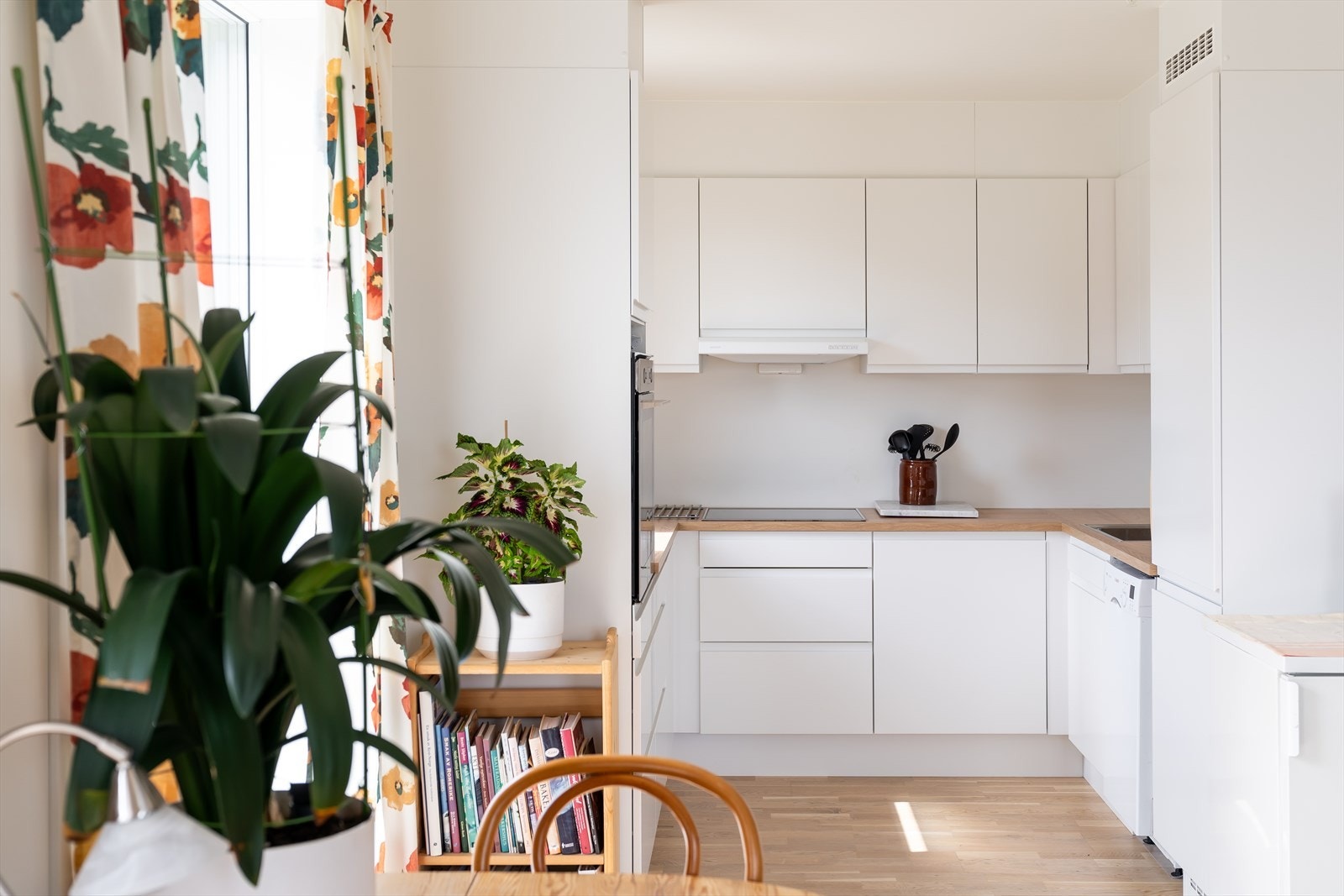 Kjøkkeninnredningen er stilren og montert i hesteskoform for god arbeidsflyt med alt tilgjengelig i en armlengdes avstand. Galleribilde