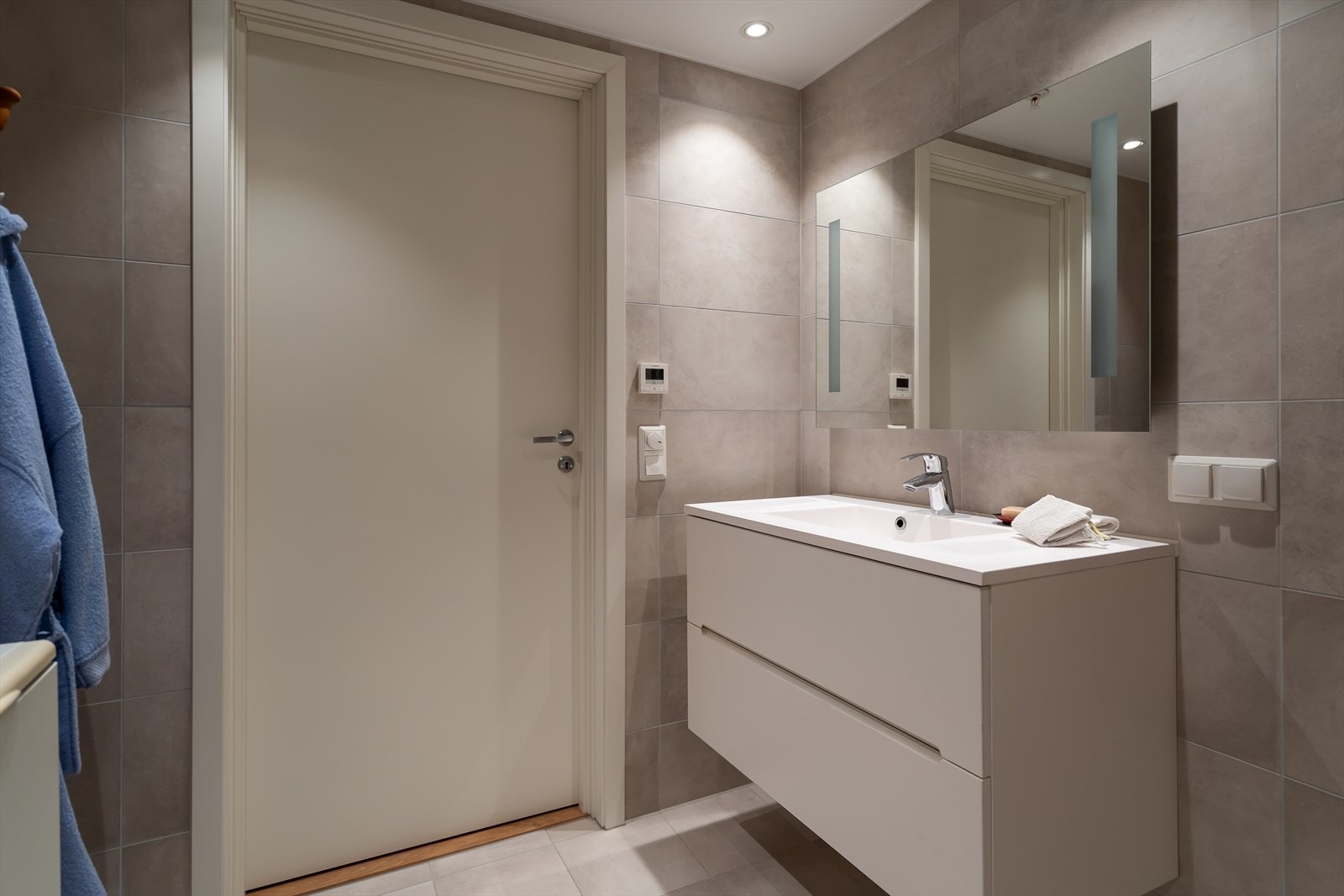 Innredningene består av skuffemøblement med heldekkende servant, og over er det speil med integrert belysning. Galleribilde