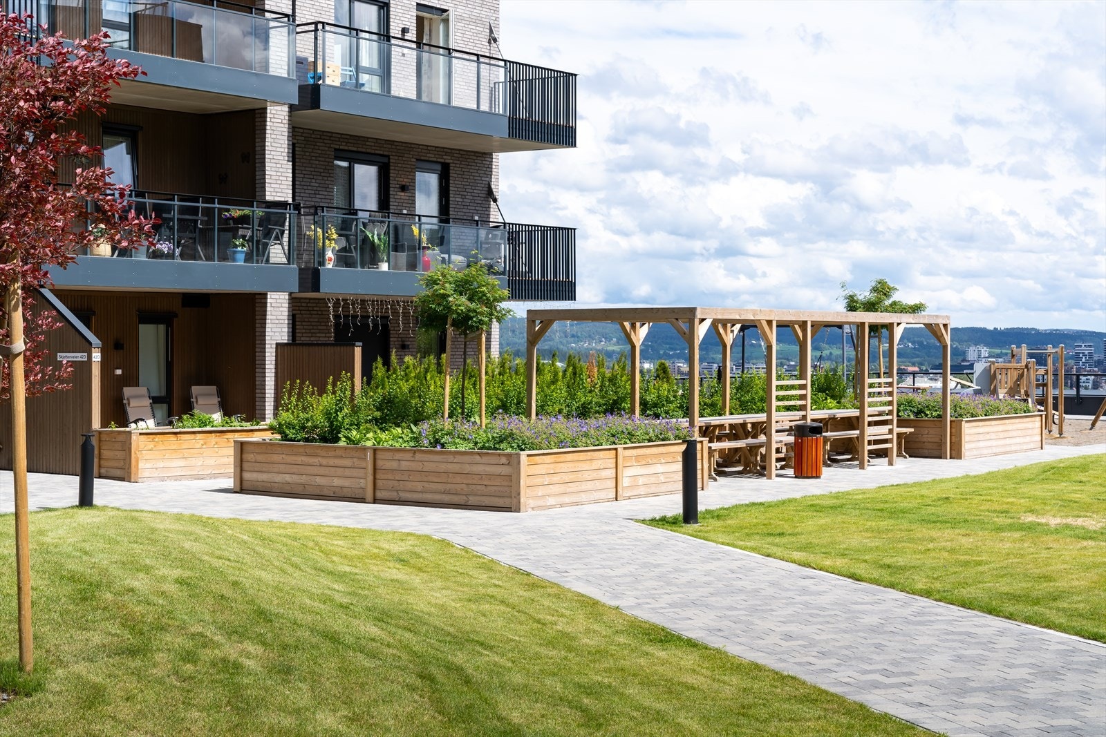 Felles uteareal er parkmessig opparbeidet og tilrettelagt for hygge blant beboerne. Galleribilde