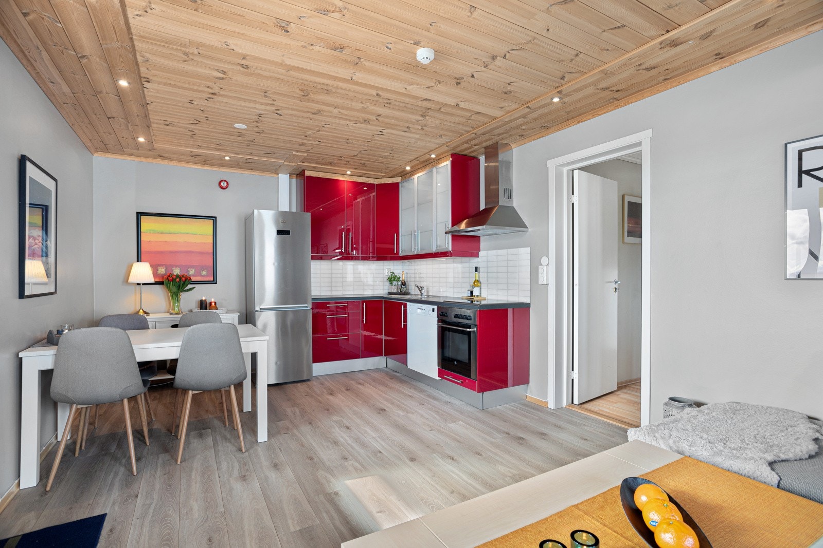 Kjøkken i vinkelform og med god plass til spiseavdeling. Lekkert tak med innfelt belysning gir leiligheten en fin lunhet Galleribilde