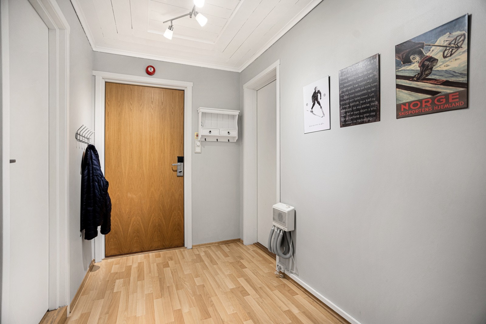 Leligheten har en lys og romslig entré, med god plass til å henge av seg yttertøy Galleribilde