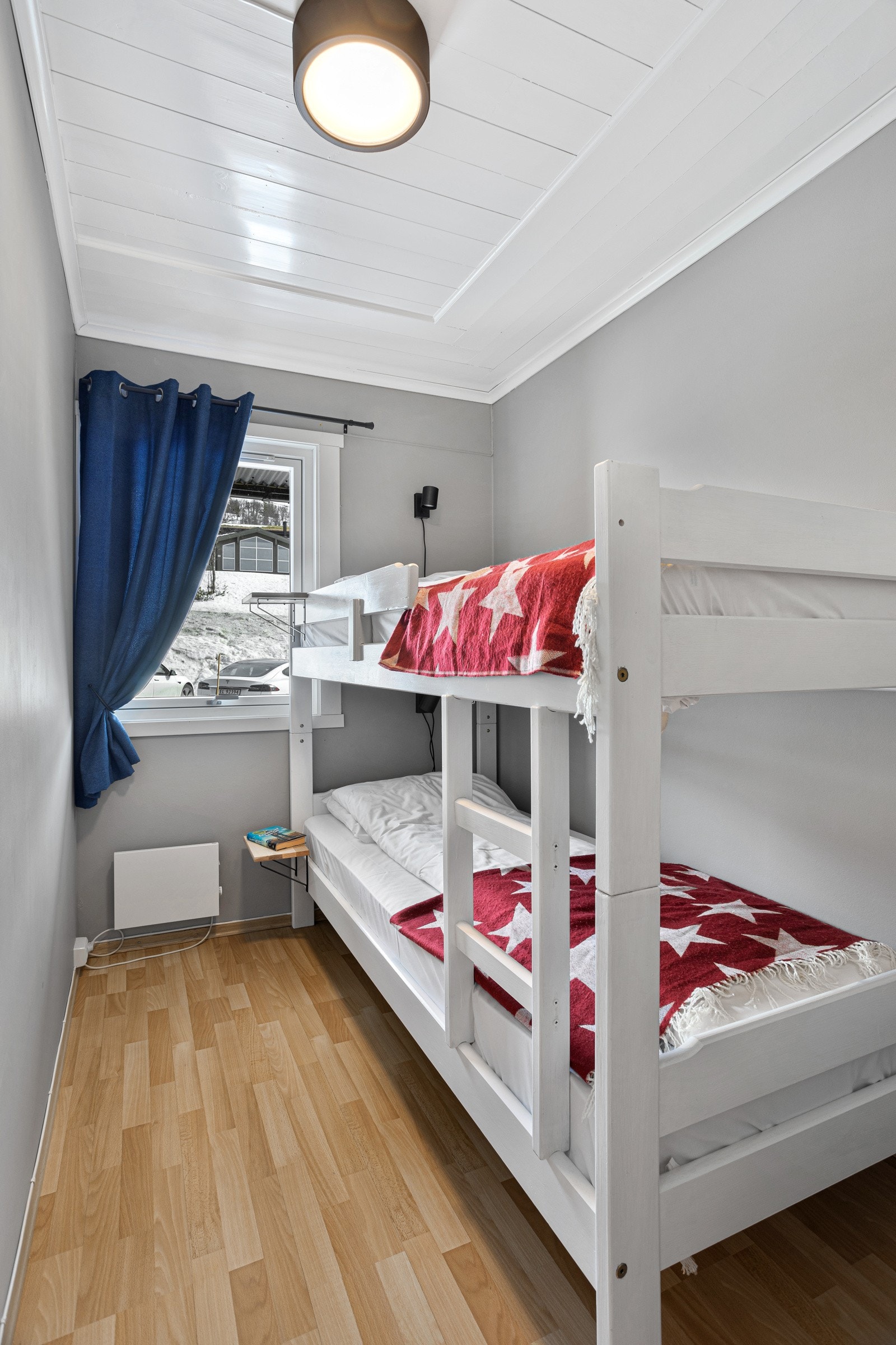 Soverom III er innredet med køyeseng. Leiligheten har hele 7 sengeplasser slik den er innredet i dag Galleribilde