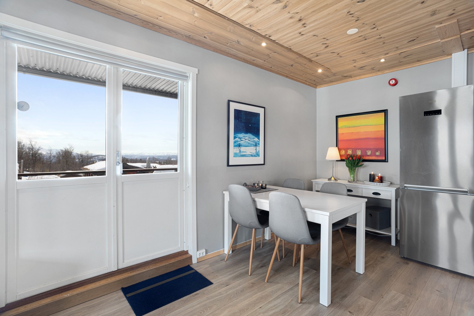 Fra spisestuen har man dør ut til terrasse som ivaretar solbanen fra øst til vest Galleribilde