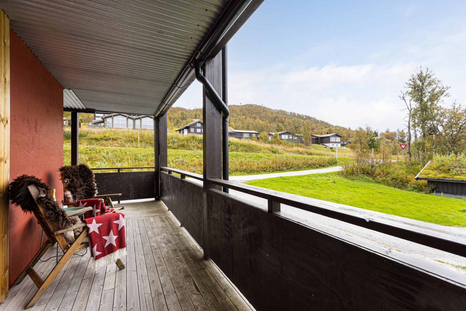 Lun og solrik terrasse som strekker ser fra øst til vest Galleribilde