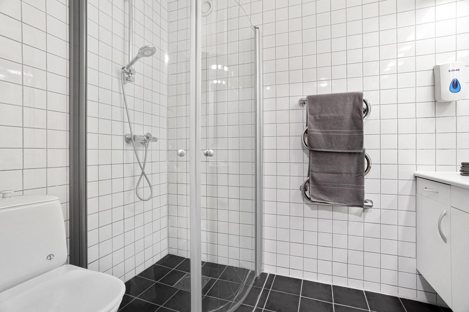 Det er varmekabler i gulv, samt opplegg for vaskemaskin Galleribilde