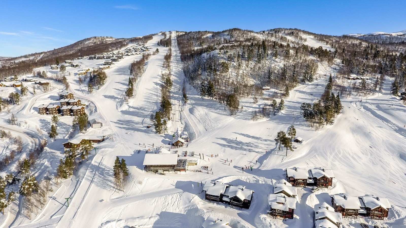 Rauland Skisenter har 25 nedfarter, 11 heiser, kveldskjøring, snowboard-park og flere spisesteder. Anlegget er åpent 7 dager i uken Galleribilde