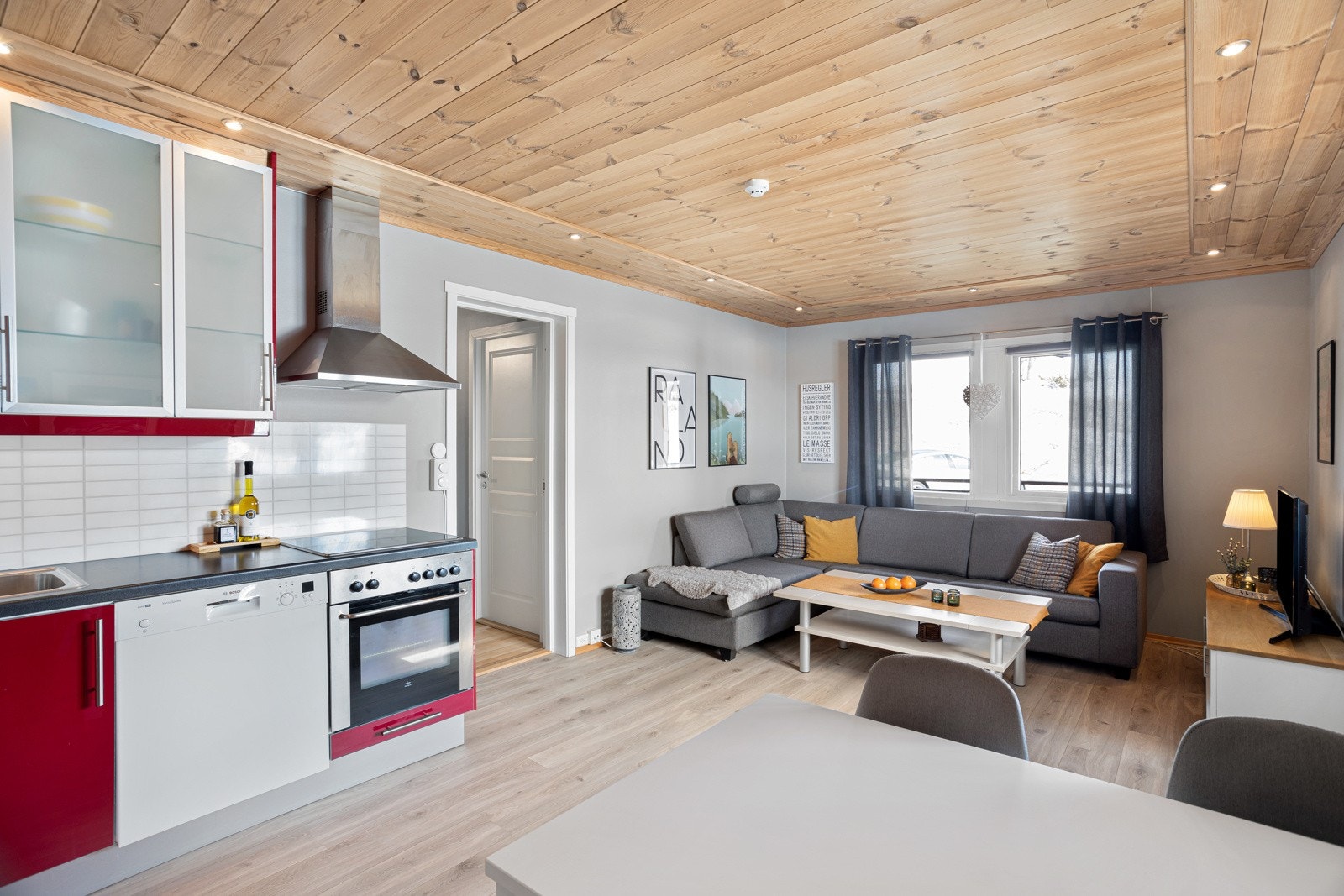 Innbydene og lun stue med downlights i himlingen. Åpen løsning mot kjøkken skaper en sosial og trivelig atmosfære Galleribilde