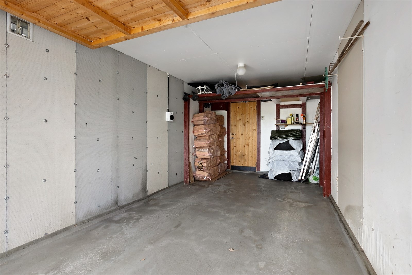 Til leiligheten følger det med en garasje som ligger i underetasjen av bygget. Galleribilde