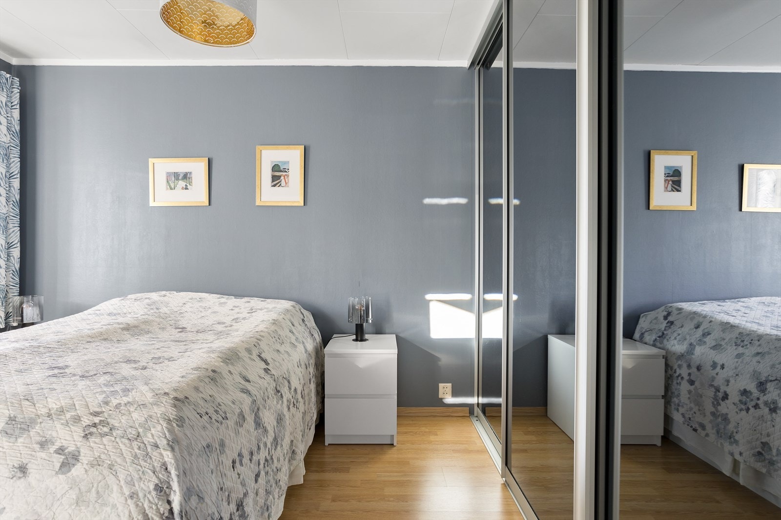 Soverommet har skyvedørsgarderobe med speilfronter. Galleribilde