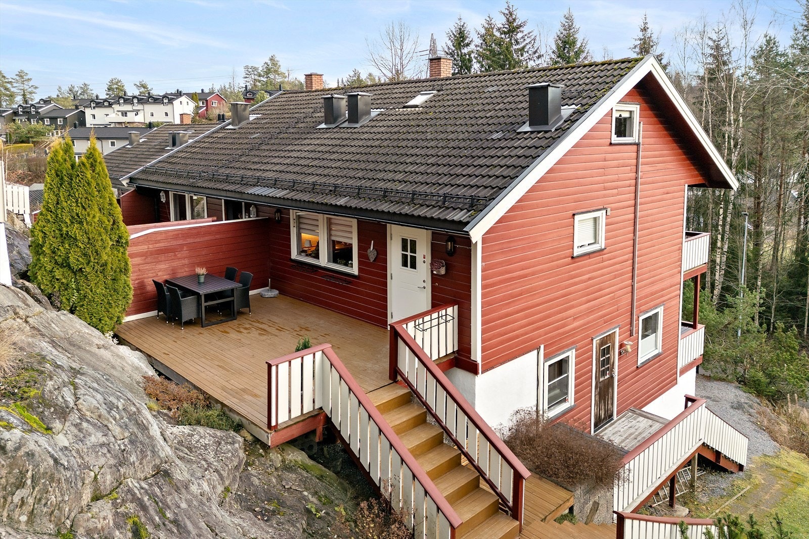 Multeveien 51 D er en pen 3-roms selveierleilighet over to plan, i henholdsvis andre- og loftetasje. Galleribilde