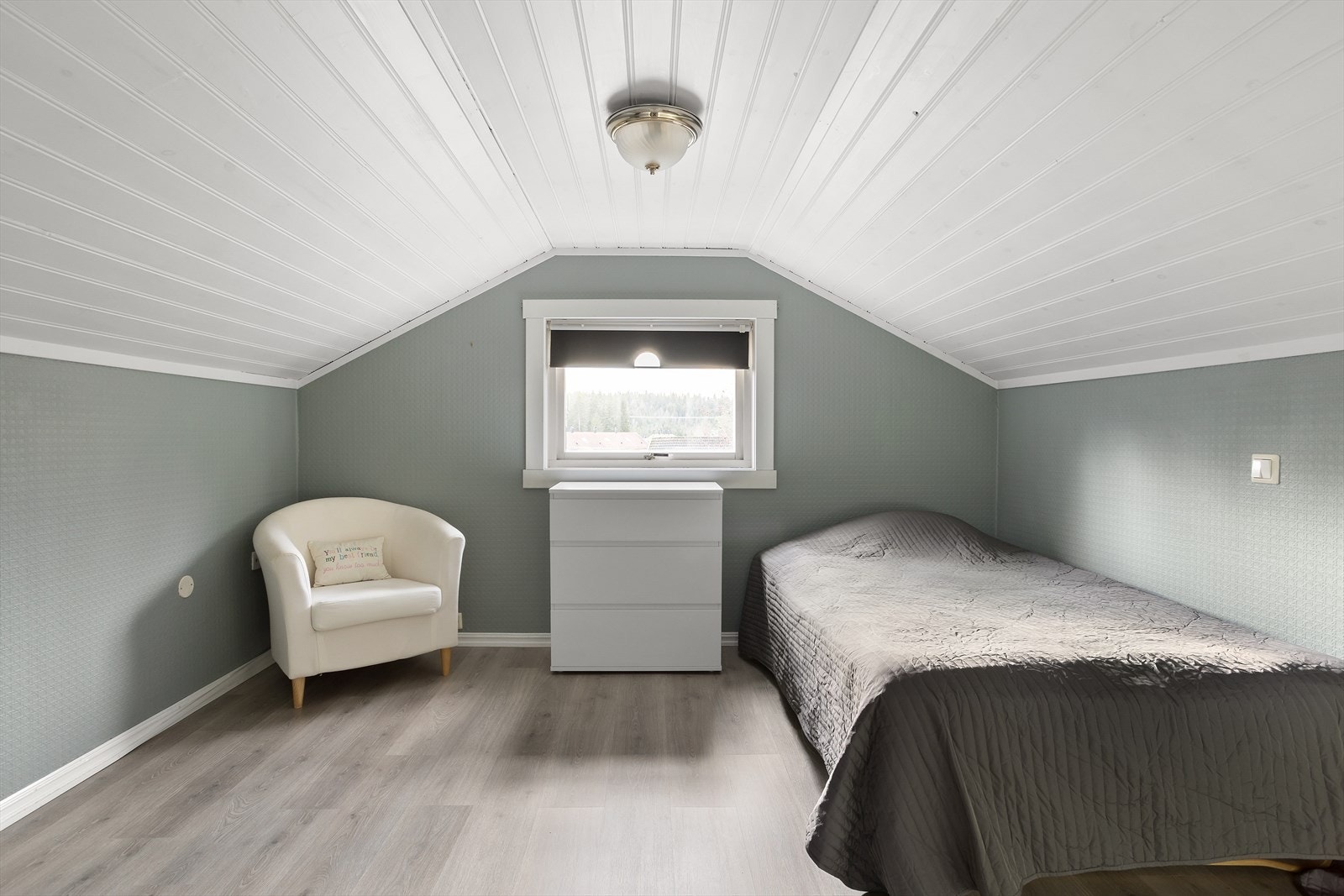 Soverommet er av god størrelse og har tapet på vegg. Galleribilde