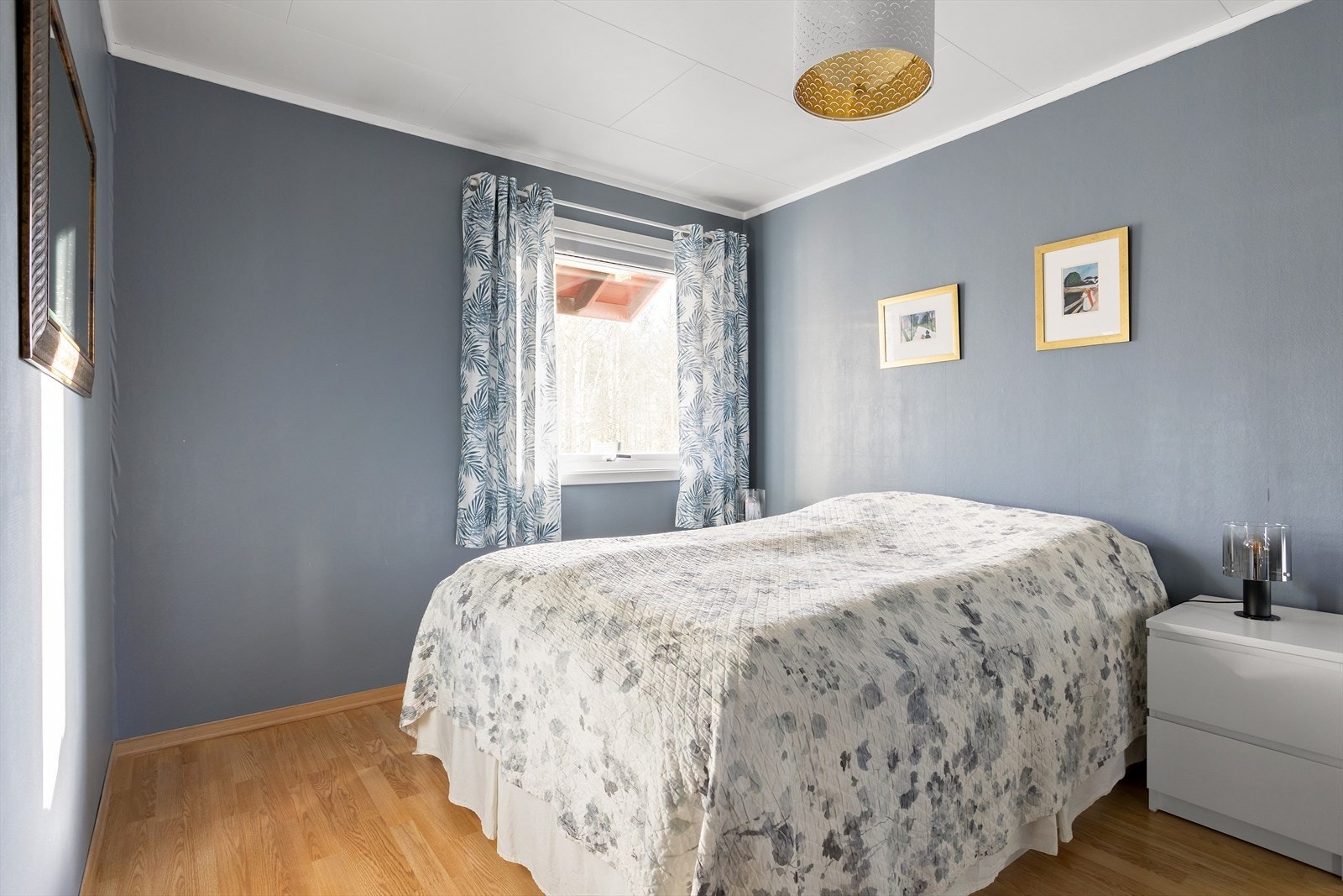 I hovedetasjen er det er romslig soverom med god plass til dobbeltseng og tilhørende møblement. Galleribilde