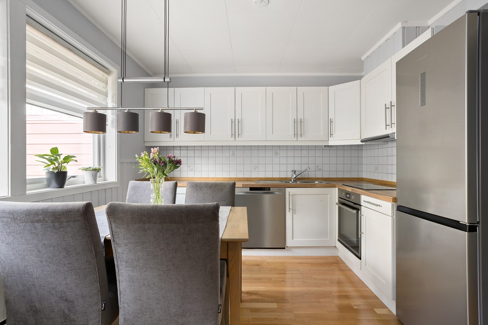 Fra entreen kommer man rett inn på et hyggelig kjøkken, som vender ut mot fjellknausen. Galleribilde