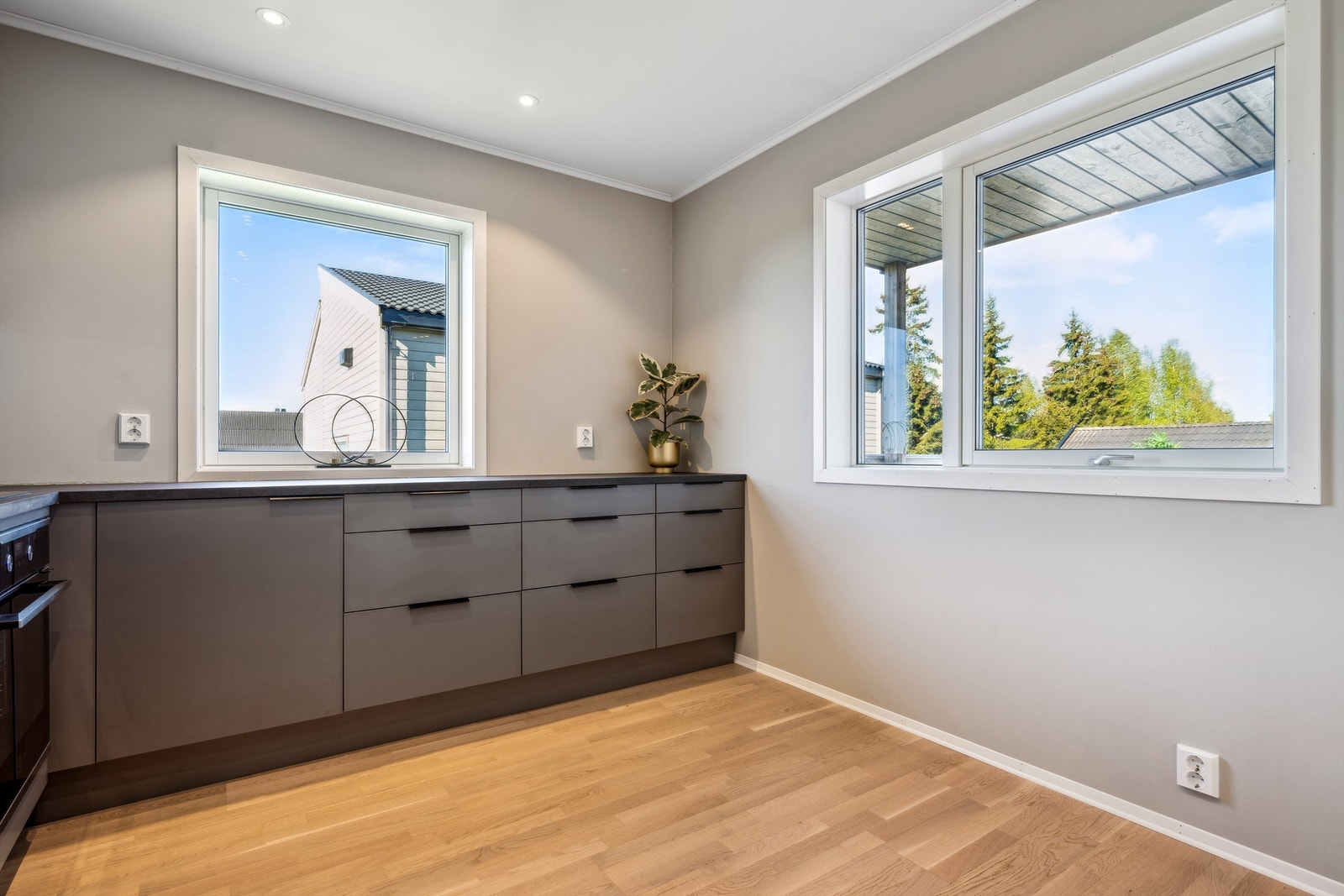 Hvitevarer består av stekeovn, platetopp, oppvaskmaskin og kjøl/fryseskap Galleribilde