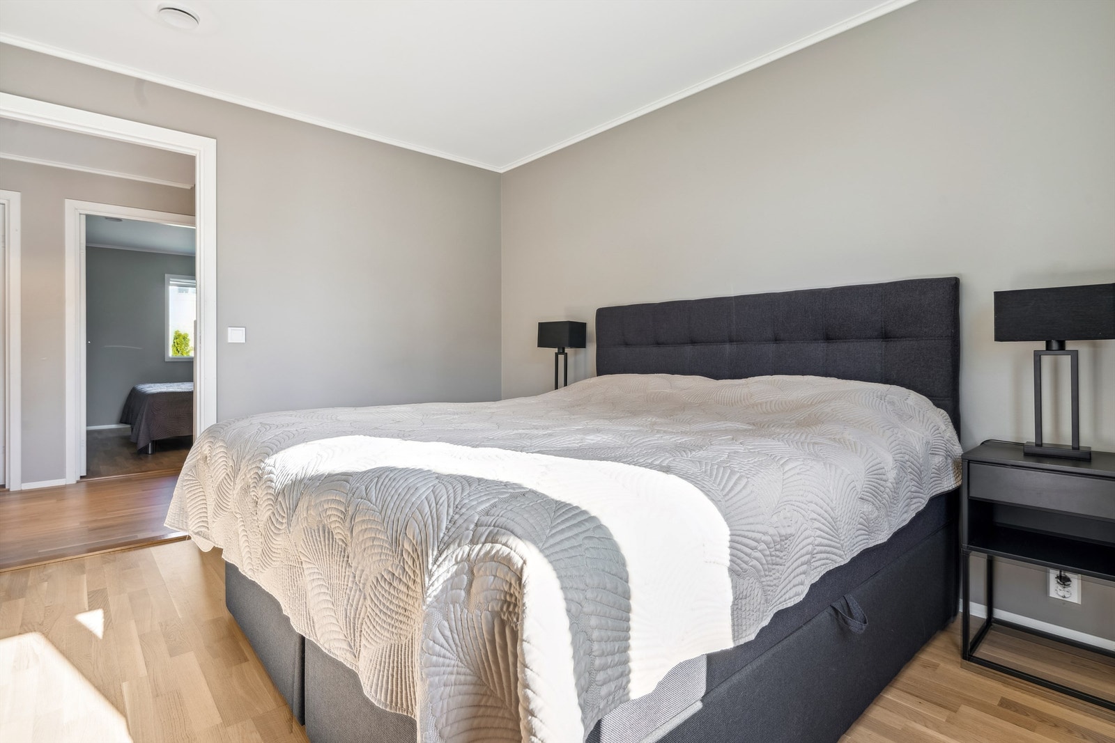 Hovedsoverom i god størrelse med plass til dobbeltseng og garderobeløsning Galleribilde