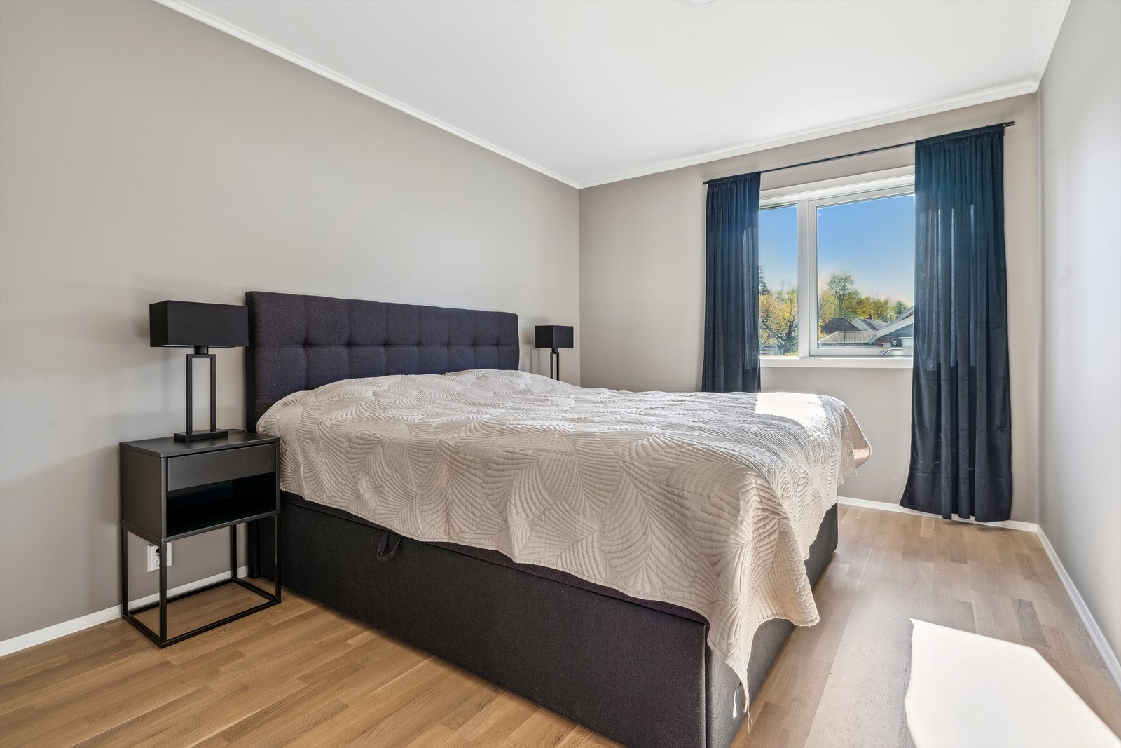 Boligen har tre lyse og fine soverom, alle plassert i 1. etasje Galleribilde