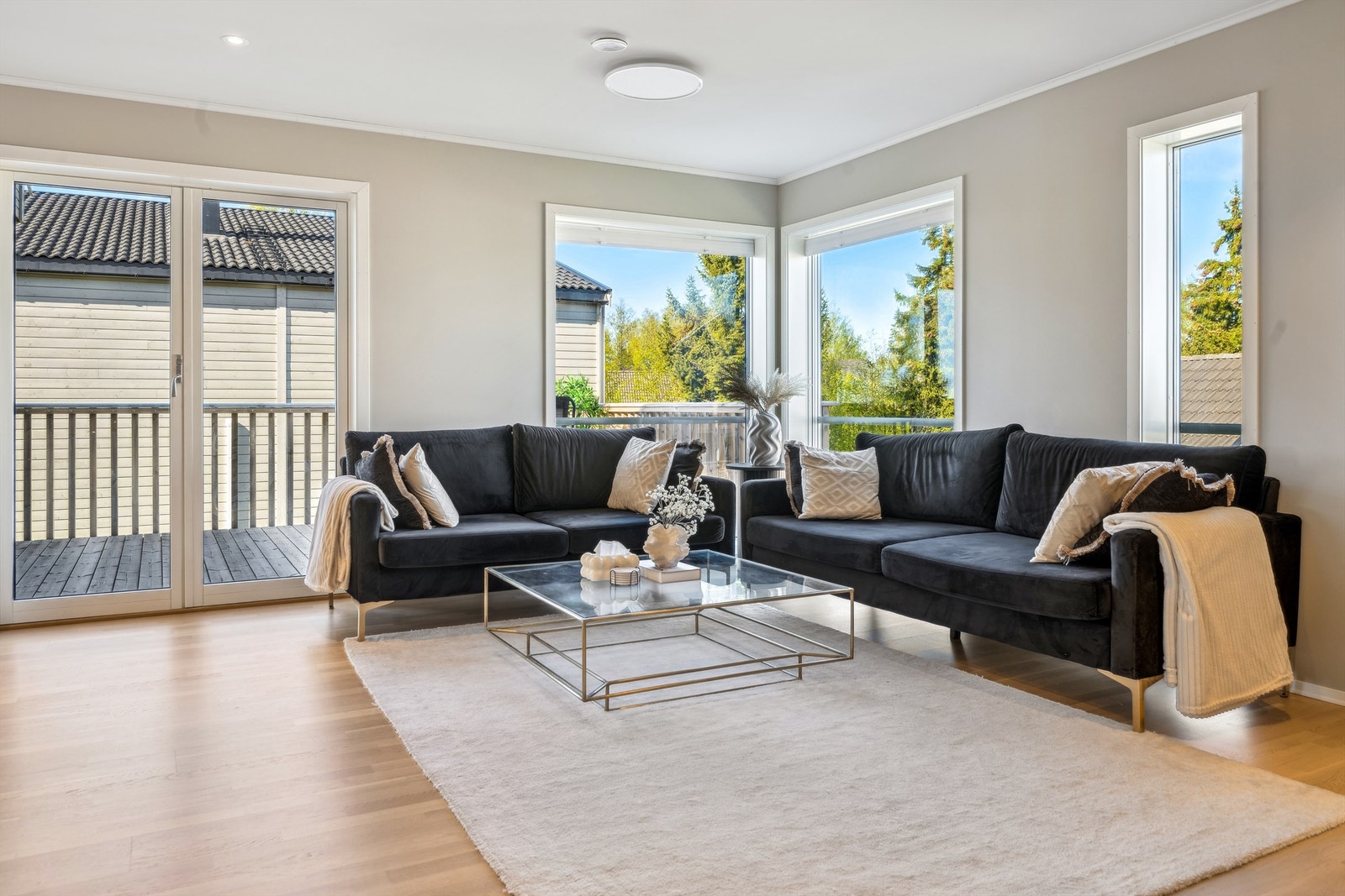 Det er parkettgulv, gråmalte vegger og stedvis downlights i himling Galleribilde