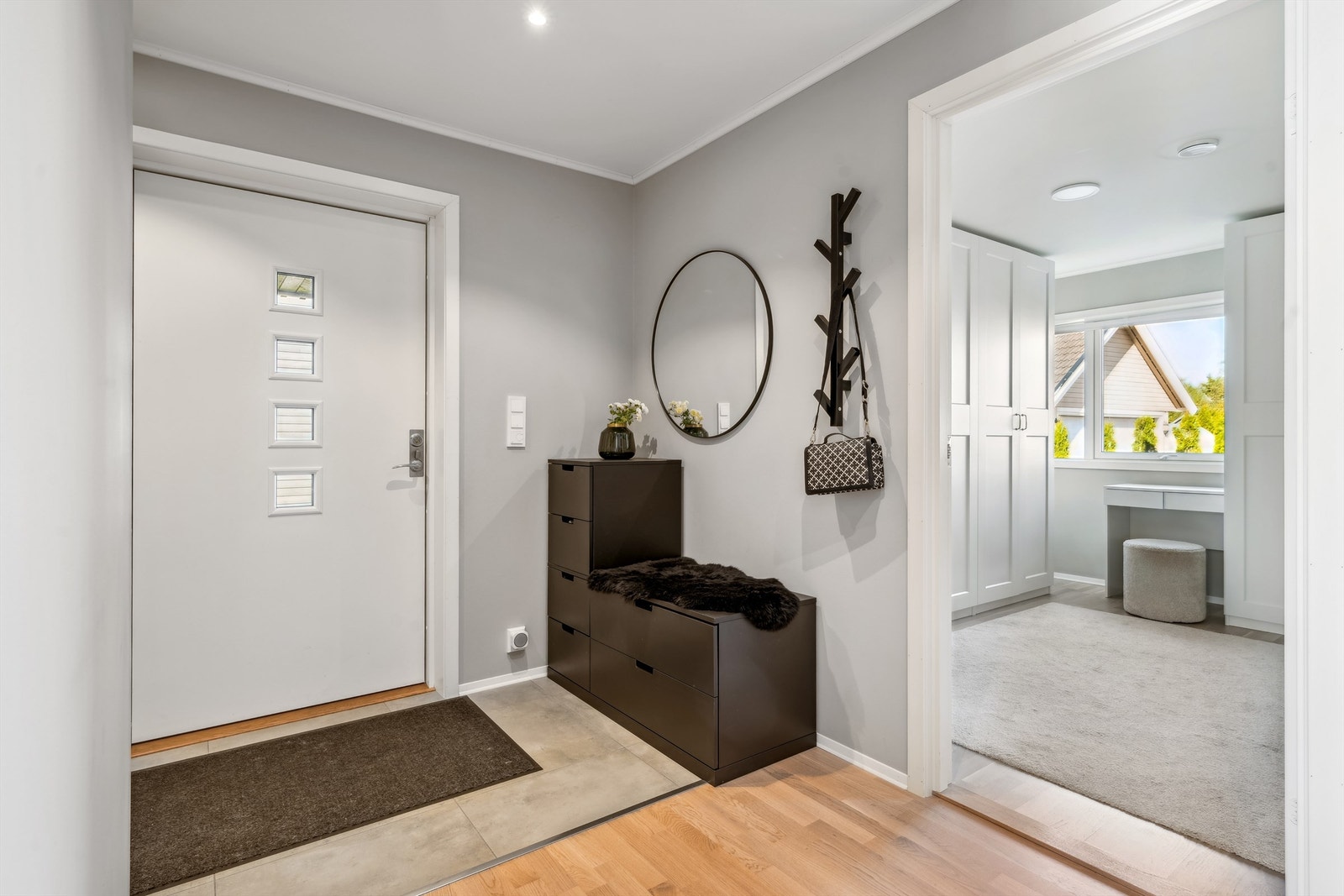 Lys entré med fliser på gulv og gulvvarme Galleribilde