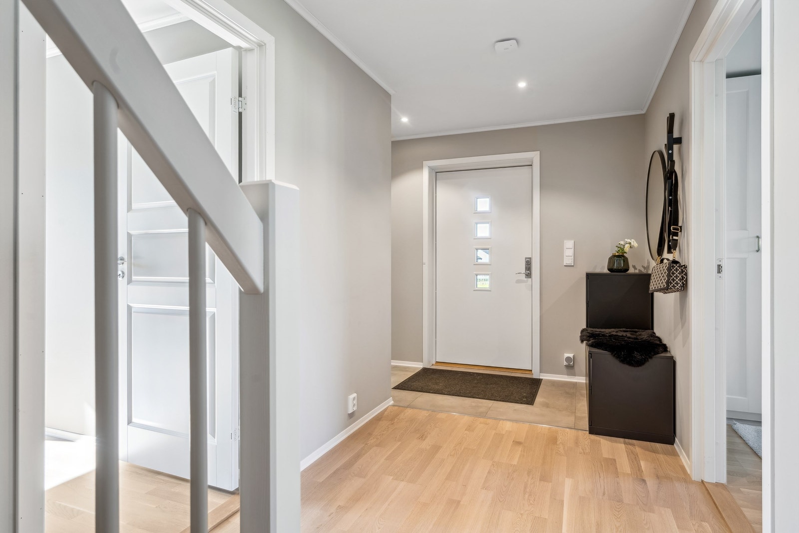 Fra entreen og gangen er det dør inn til bad og tre soverom samt trapp til 2. etasje Galleribilde