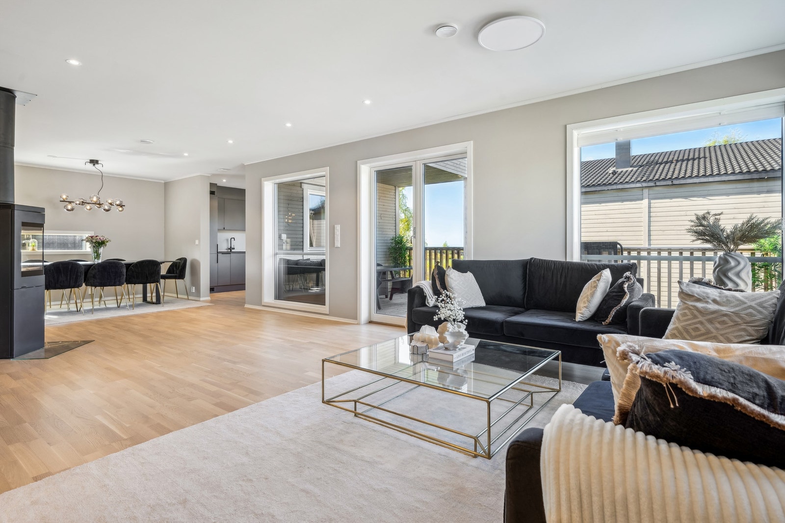 Velkommen inn. Flott enebolig med tiltalende stue med store vindusflater i 2 etasje. Galleribilde