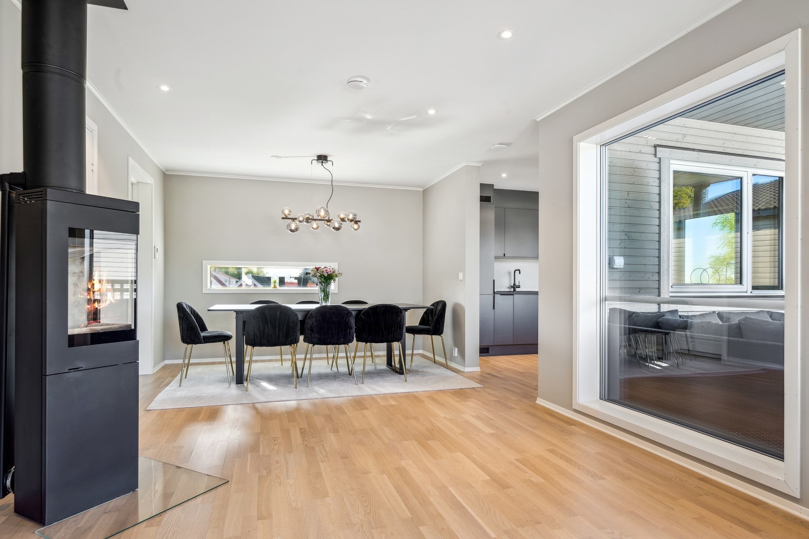 For kalde dager kan man ta i bruk stemningsfull peisovn Galleribilde