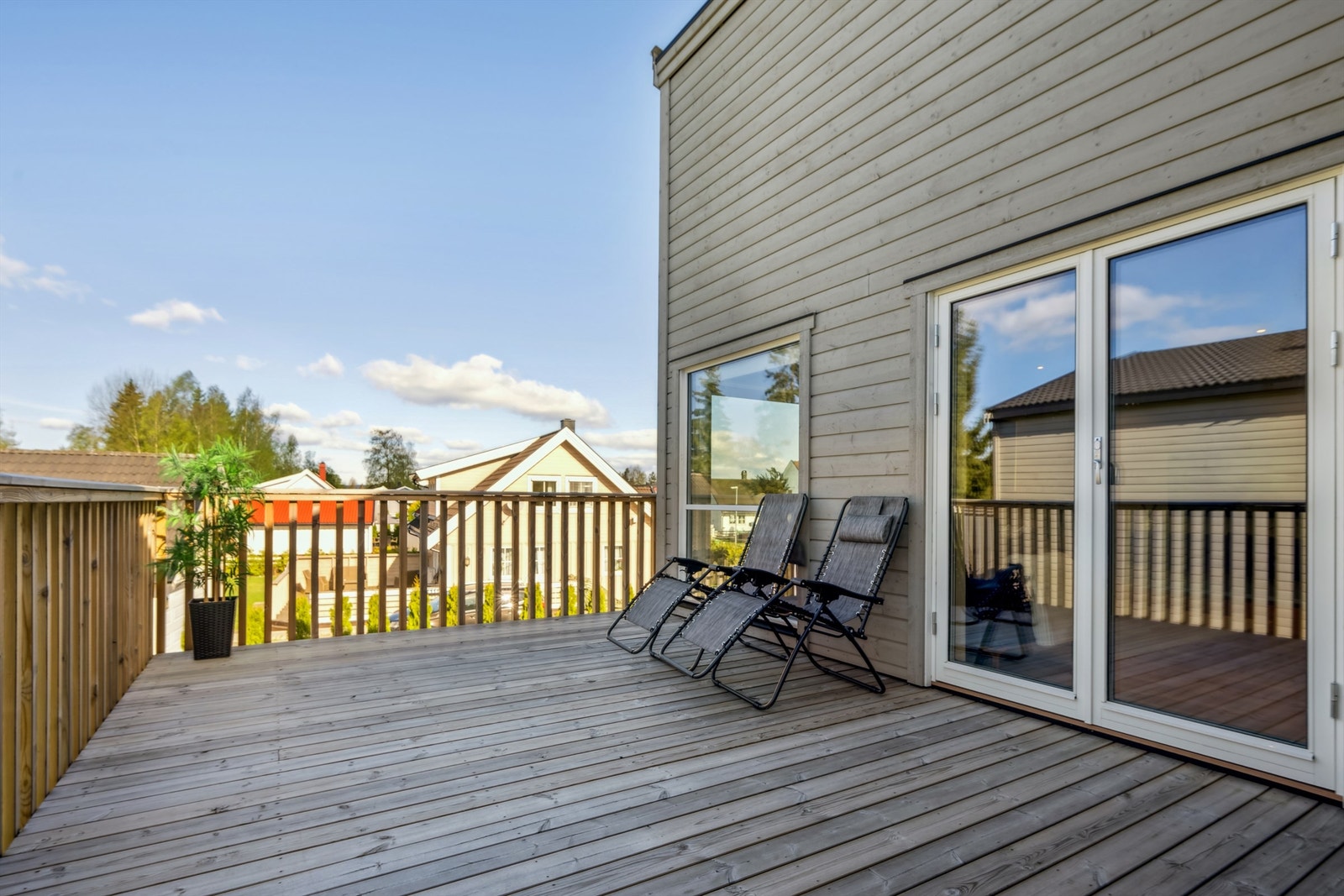 Her er det god plass til flere sittegrupper, grill og hyggelige sammenkomster, og det er gode solforhold Galleribilde