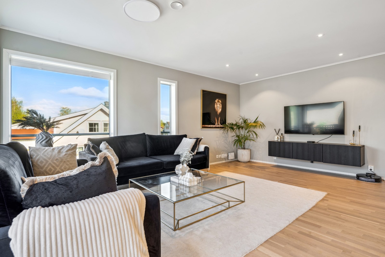 Tiltalende stue malt i tidsriktige og delikate fargevalg som gir et moderne preg Galleribilde