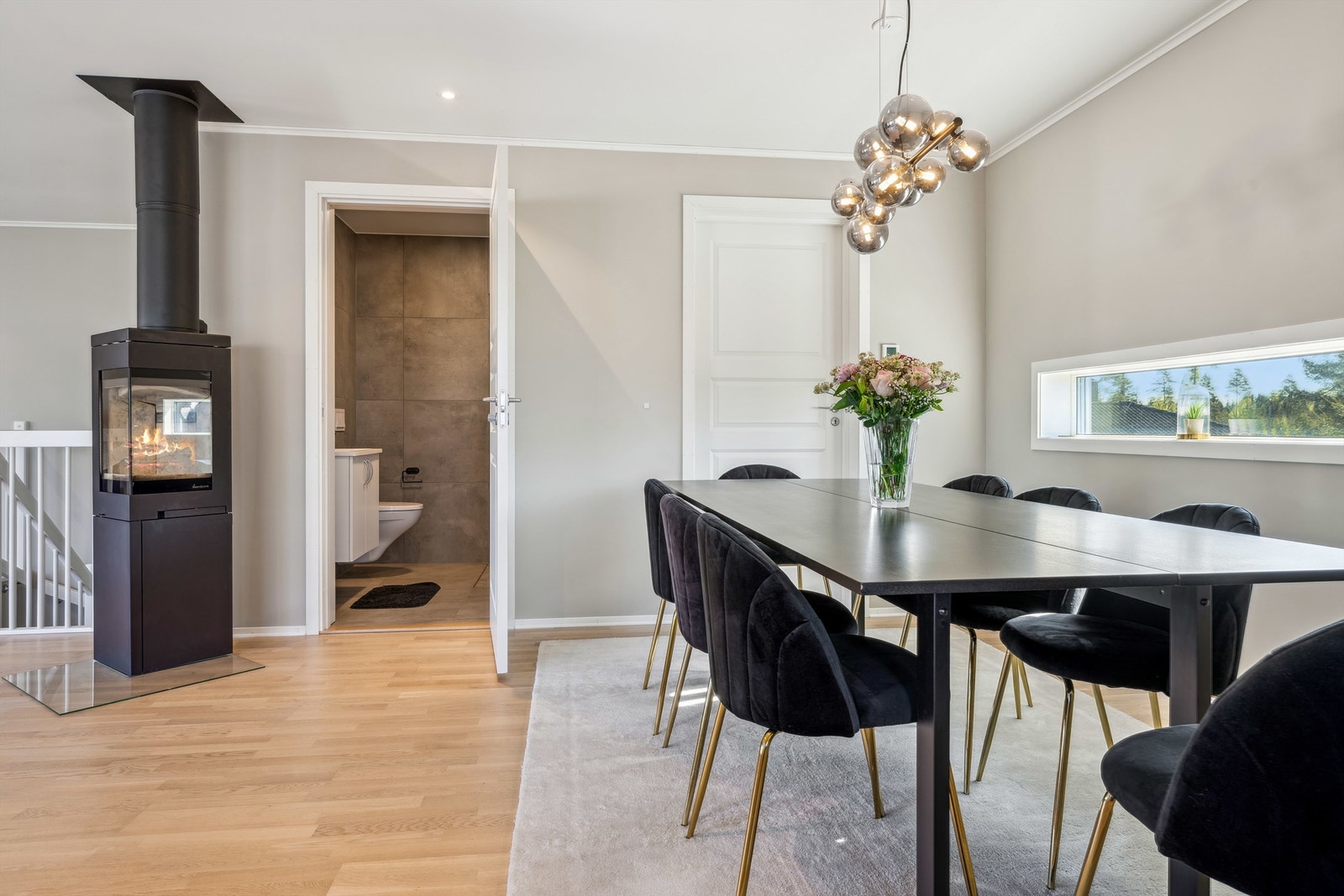 Fra stuen er det dør inn til pent bad og praktisk bod Galleribilde