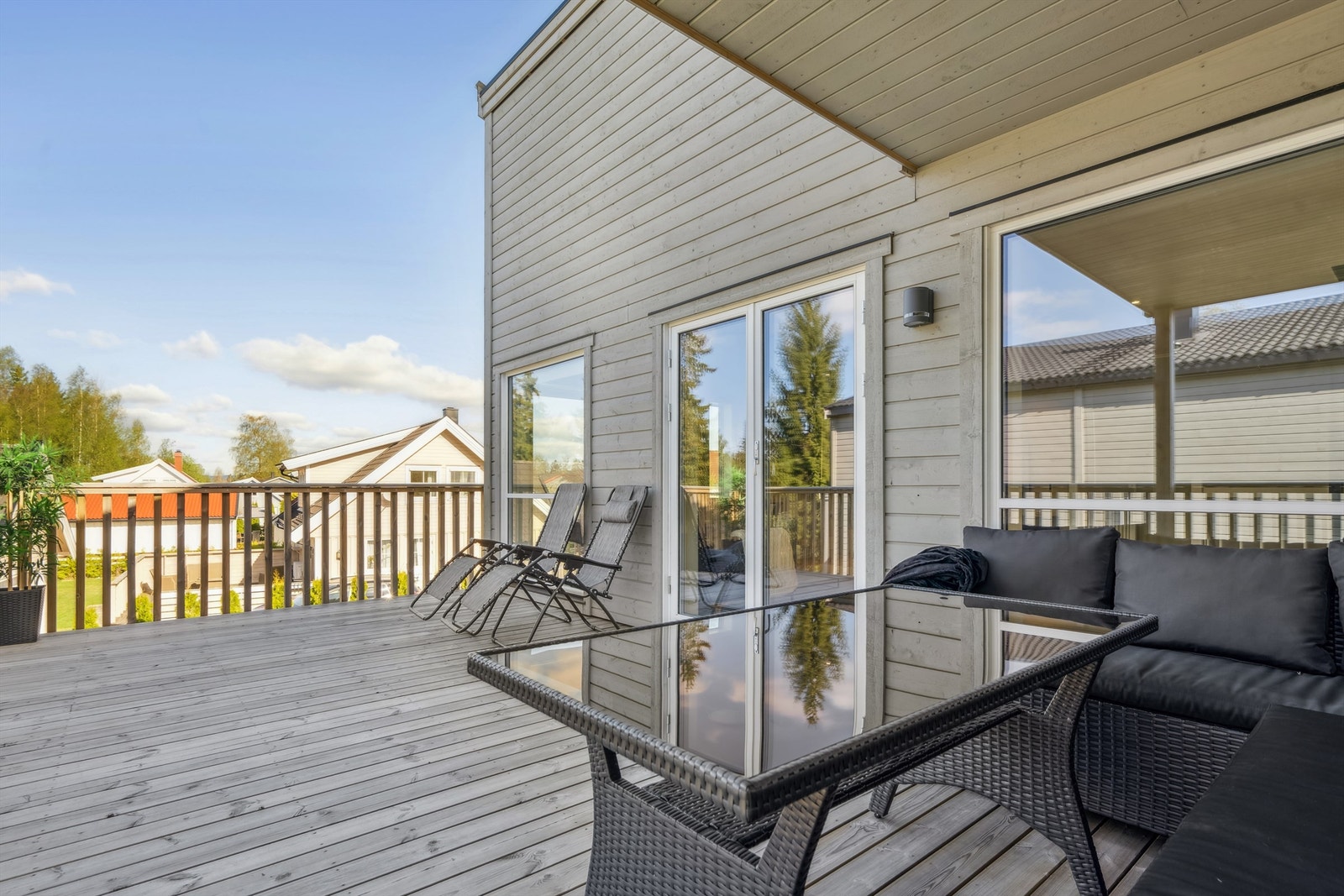 Veranda med god plass til sittegruppe og utemøblement Galleribilde