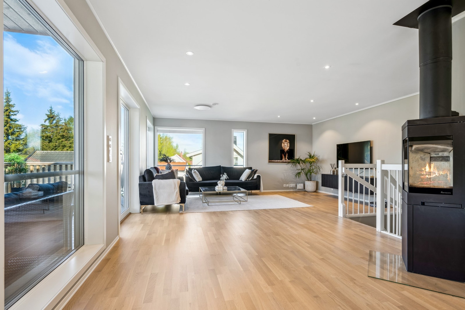 Stuen er i god størrelse med plass til sofa-løsning, spisegruppe og øvrig møblement Galleribilde