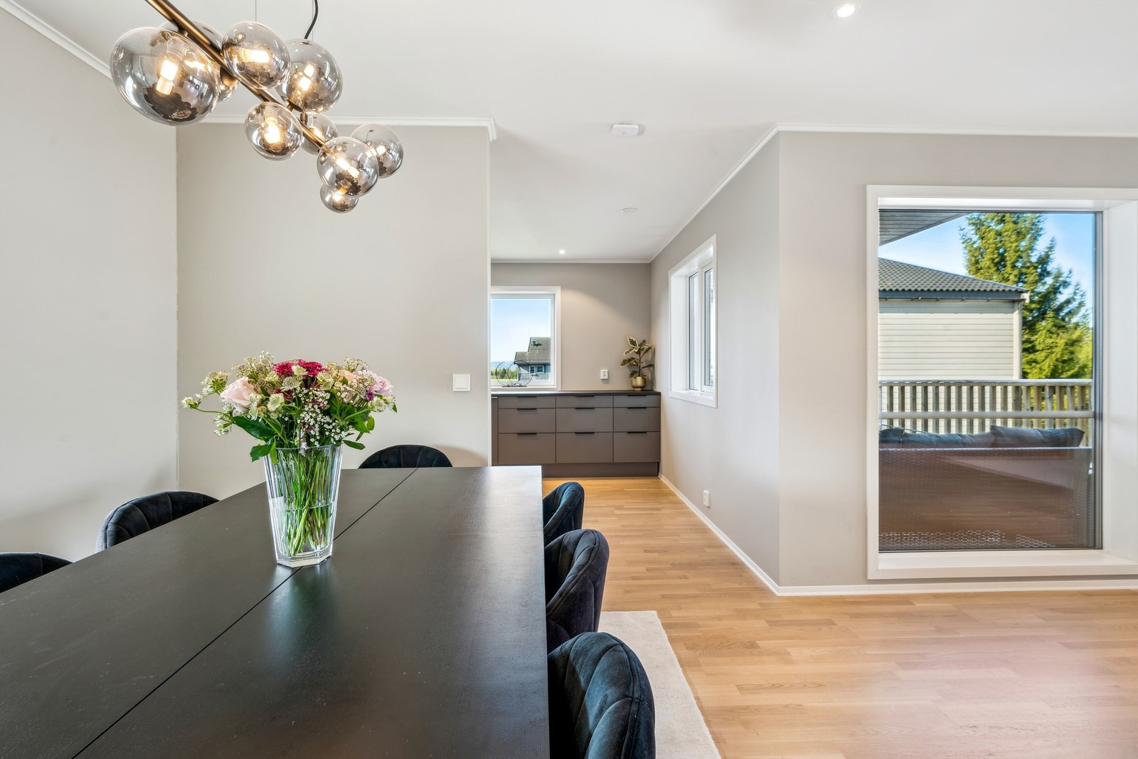 Kjøkkenet er i delvis åpen løsning med stuen, samtidig som det oppleves separat Galleribilde