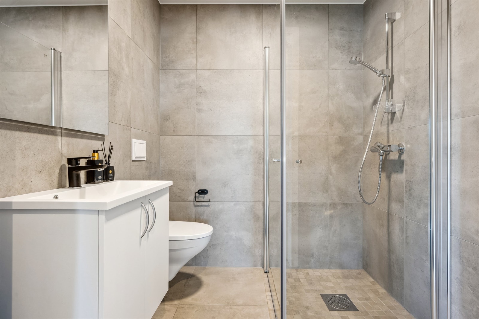 Pent flislagt bad i 2. etasje med varmekabler i gulv Galleribilde