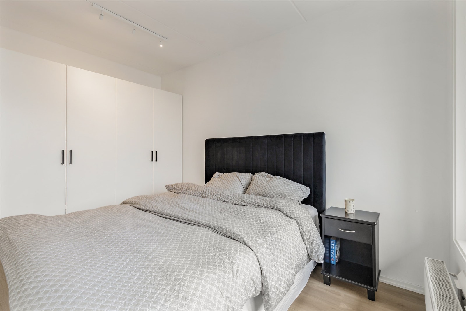 Soverom 1 med to garderobeskap i hvit og glatt utførelse Galleribilde