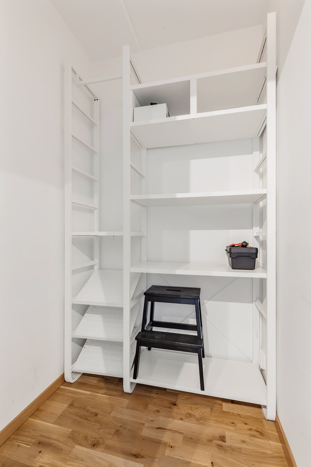 Godt med lagringsplass i innvendig bod og i kjellerbod på ca. 3 kvm Galleribilde