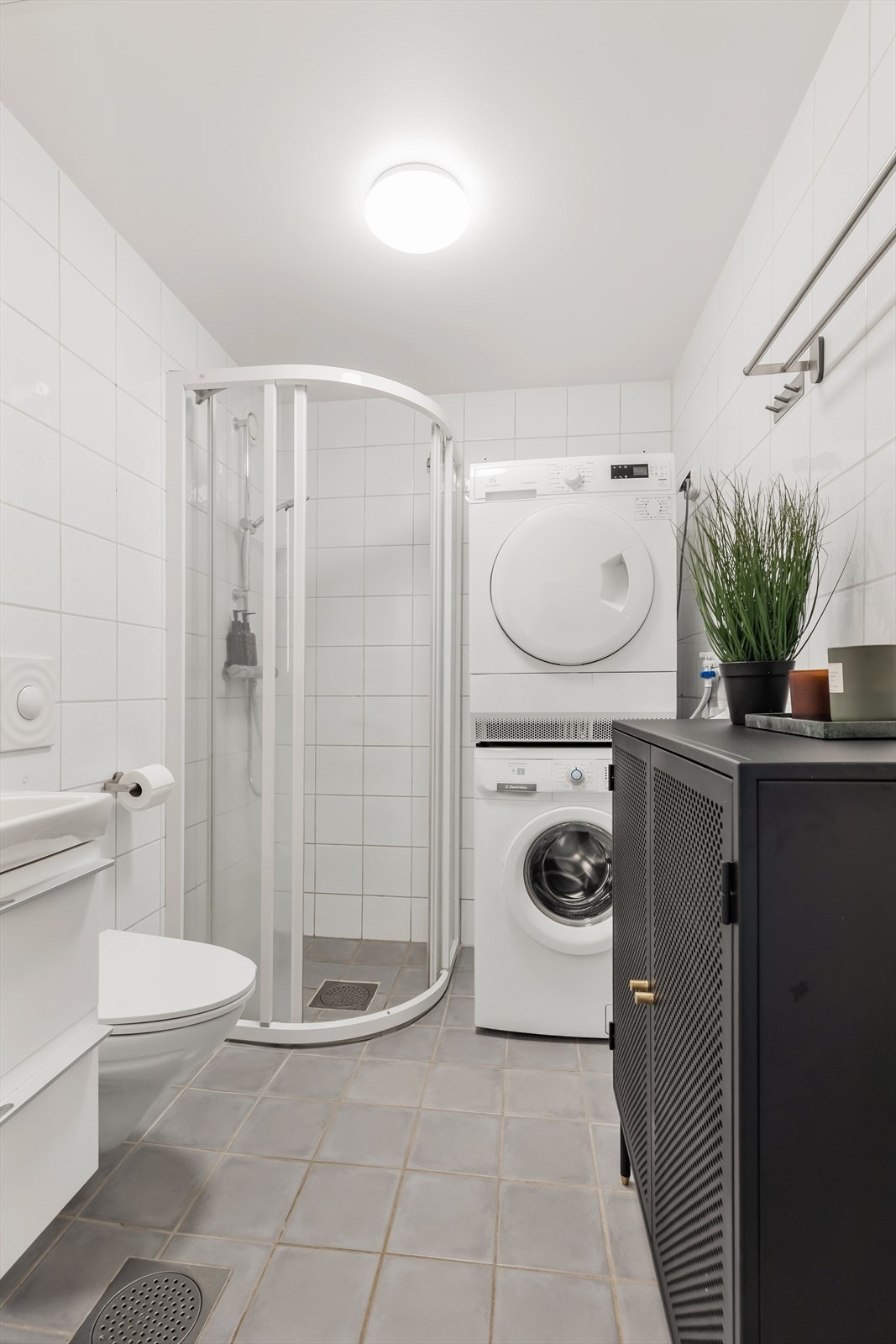 Badet har opplegg for vaskemaskin og tørketrommel Galleribilde