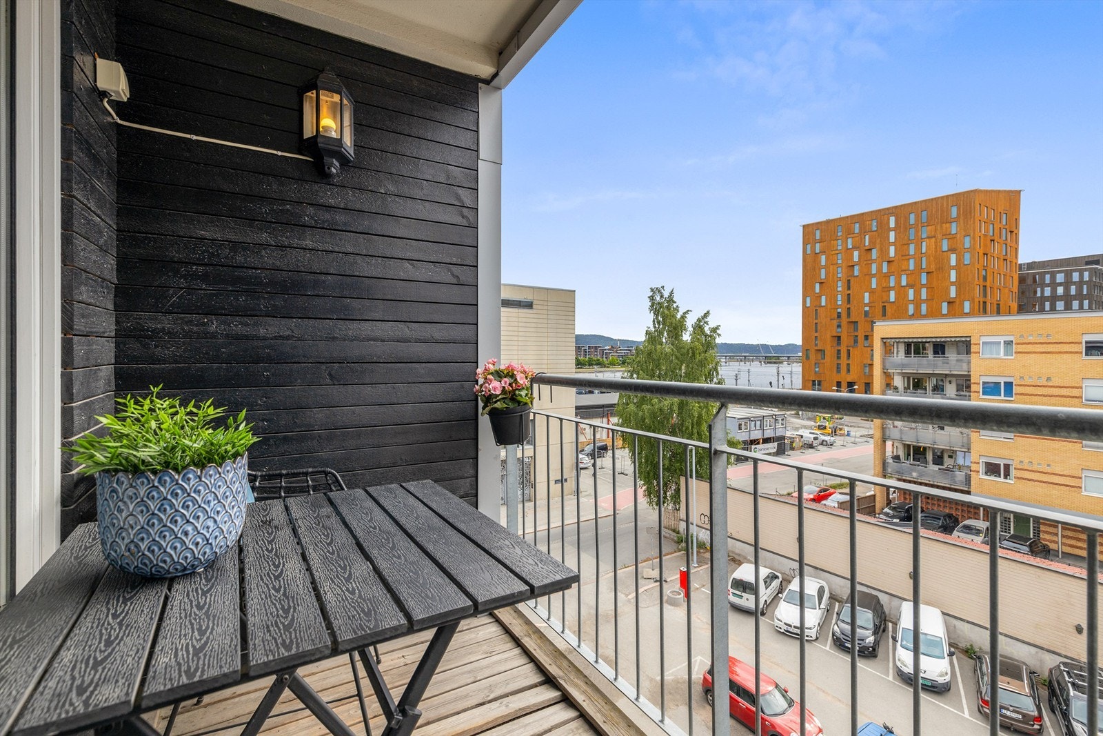 Balkong med terrassebord på gulv Galleribilde