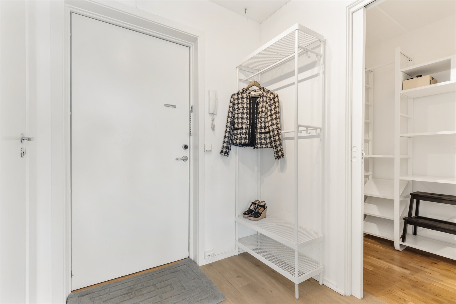 Entré med dørcallinganlegg som har åpnerfunksjon Galleribilde