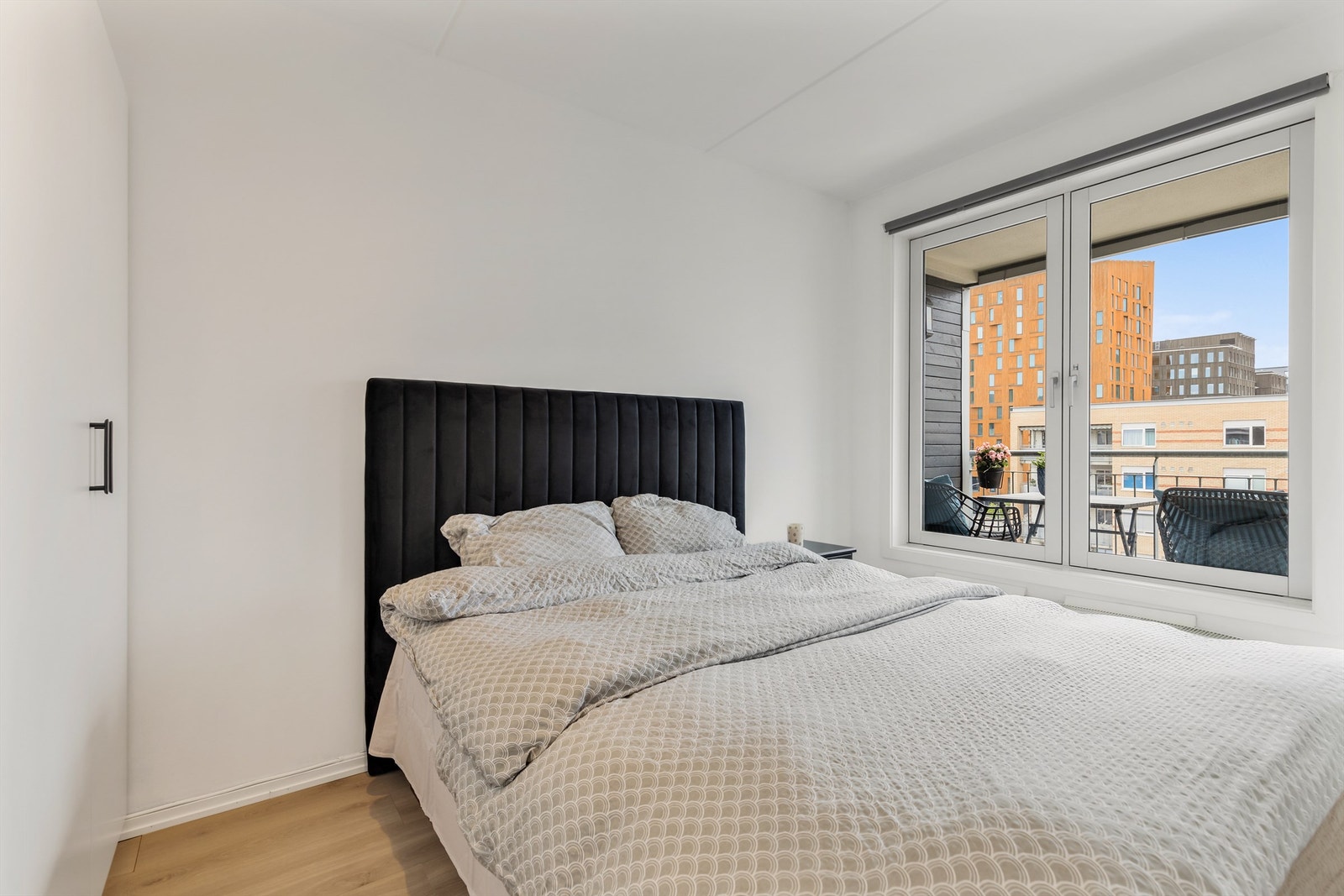 Soverom 1 med laminat på gulv, malte vegger og malt himling Galleribilde