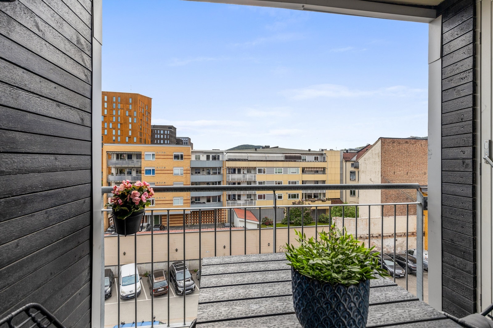 Sol fra morgen til ca. kl. 14.00-15.00 (midtsommerstid) iflg. selger Galleribilde