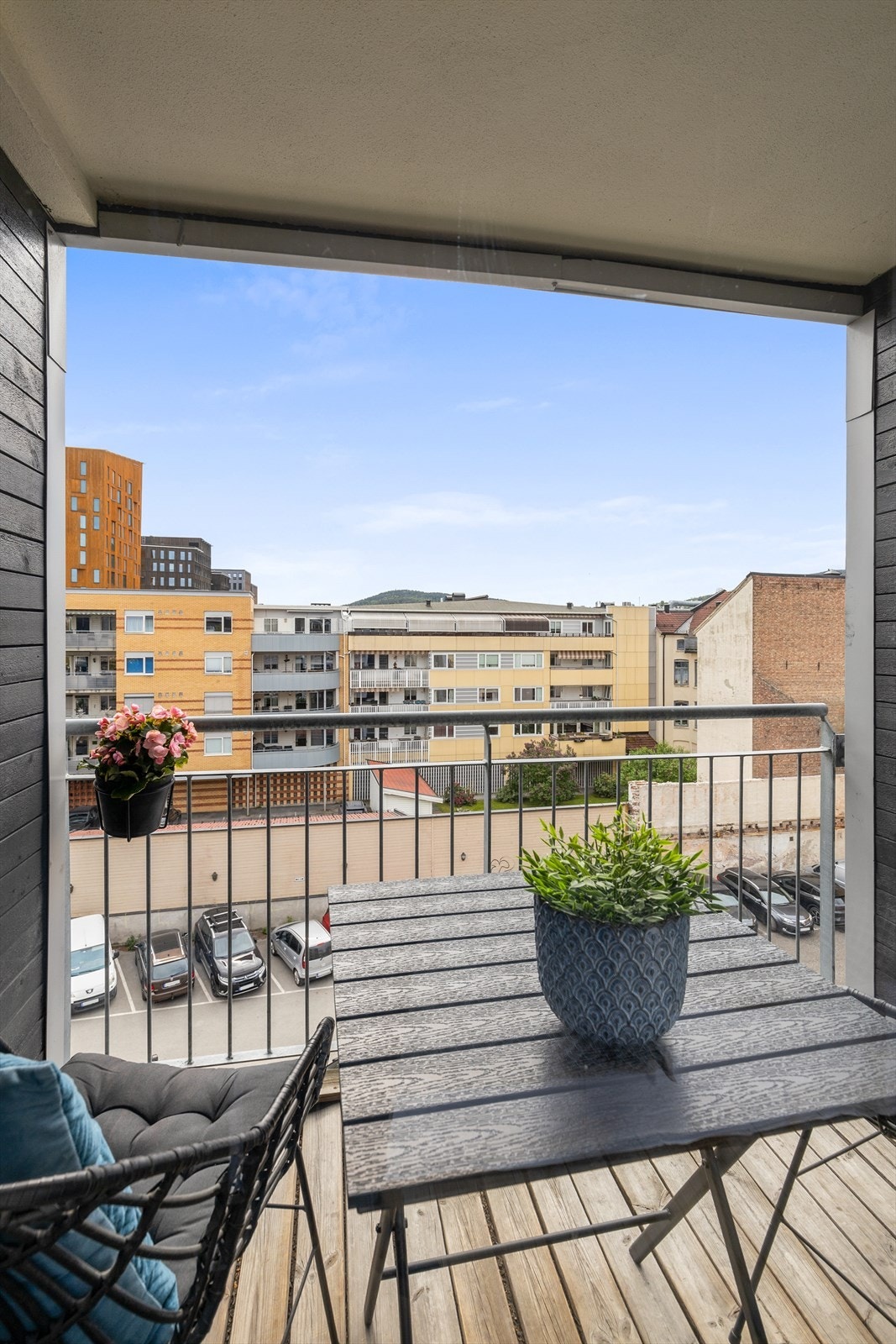 Borettslaget har mottatt varsel om oppføring av blokk på nåværende parkeringsområde (bygges tett mot Strømsø Torg 5E) Galleribilde