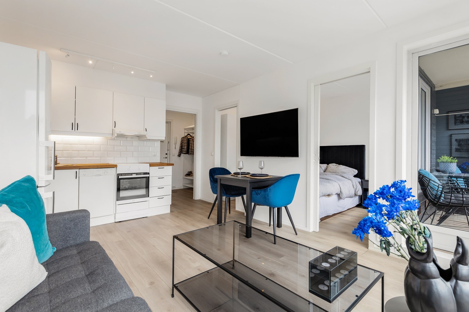 Åpen kjøkken- og stueløsning med sofaområde samt spiseplass Galleribilde