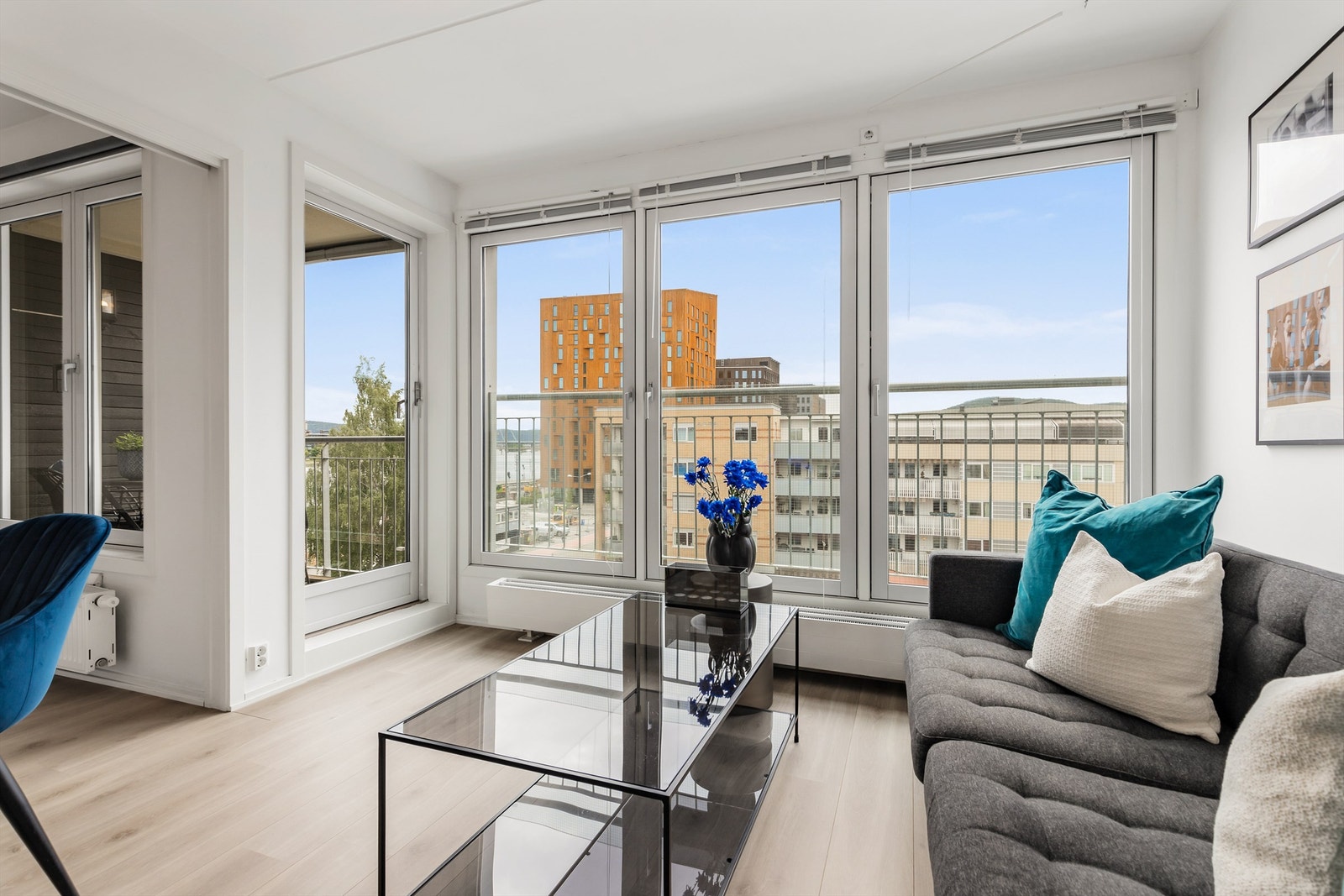 Leiligheten har rikelig med naturlig lys Galleribilde