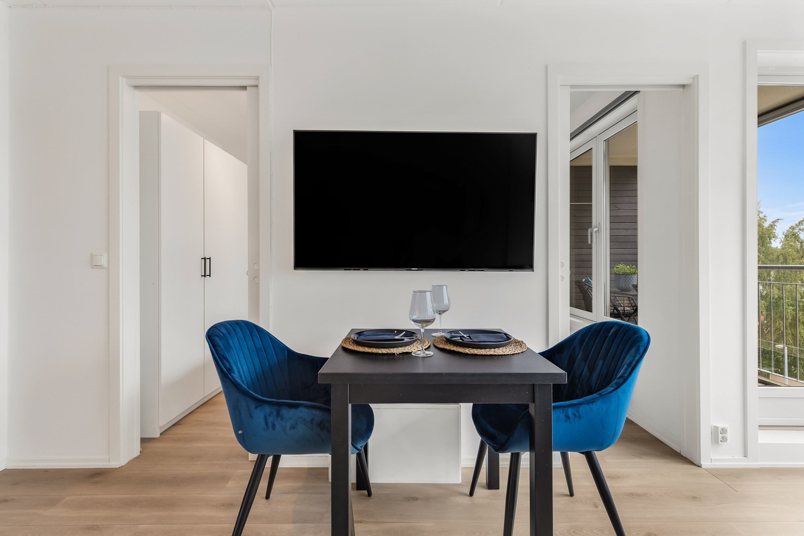 Laminat på gulv, malte vegger og malt himling Galleribilde