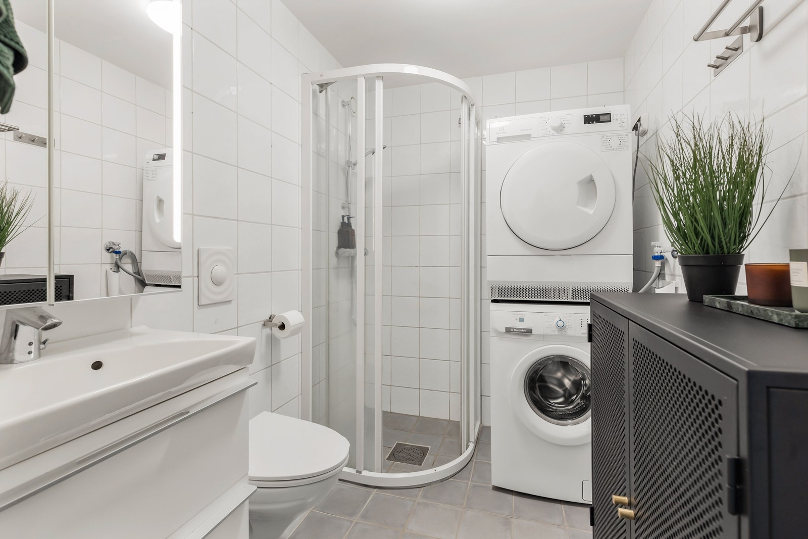 Flislagt bad med dusjhjørne som har skyvedørsramme Galleribilde