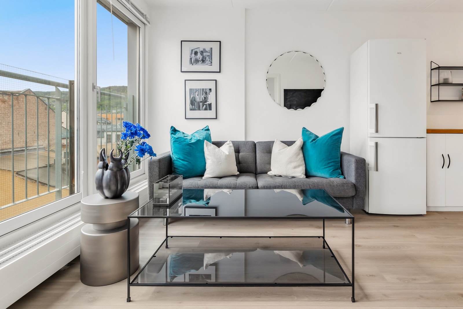 Rommet har store vindusflater Galleribilde