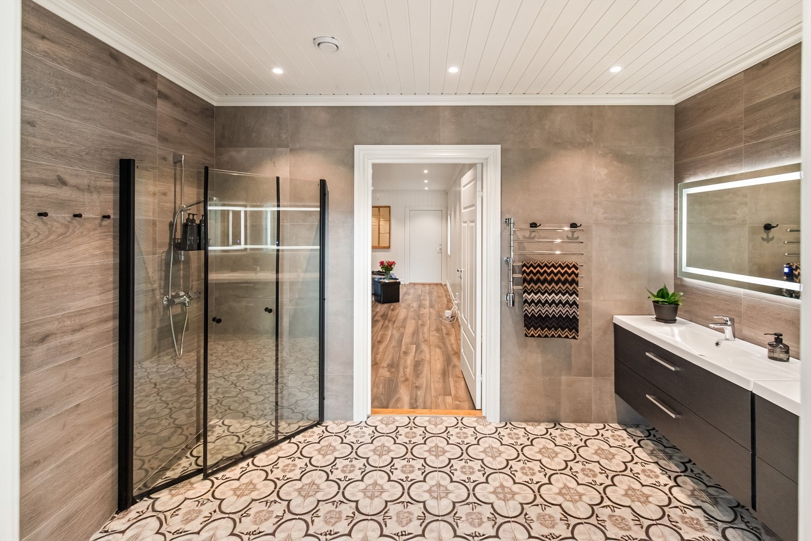 Hovedbad med direkte tilgang til basseng Galleribilde