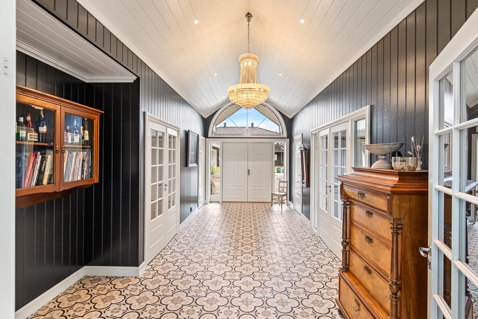 Vel inne blir du møtt av en majestetisk hall med naturlig overgang til boligens øvrige soner. Galleribilde